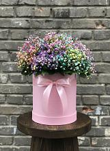 Цветочная композиция из Гипсофила и Розы в шляпной коробке в Садовое
