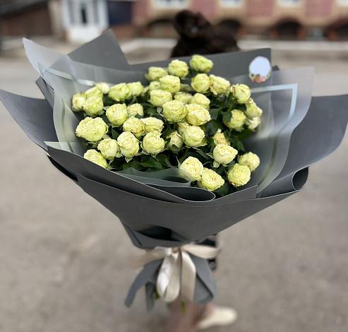 Букет Белые кустовые розы Солинеро в Садовое