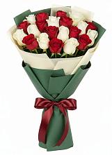 Букет Микс из красных и белых роз в Садовое