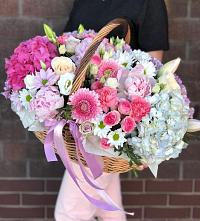 Цветочная композиция из Розы, Хризантемы, Пионы и Лизиантусы в корзине в Садовое