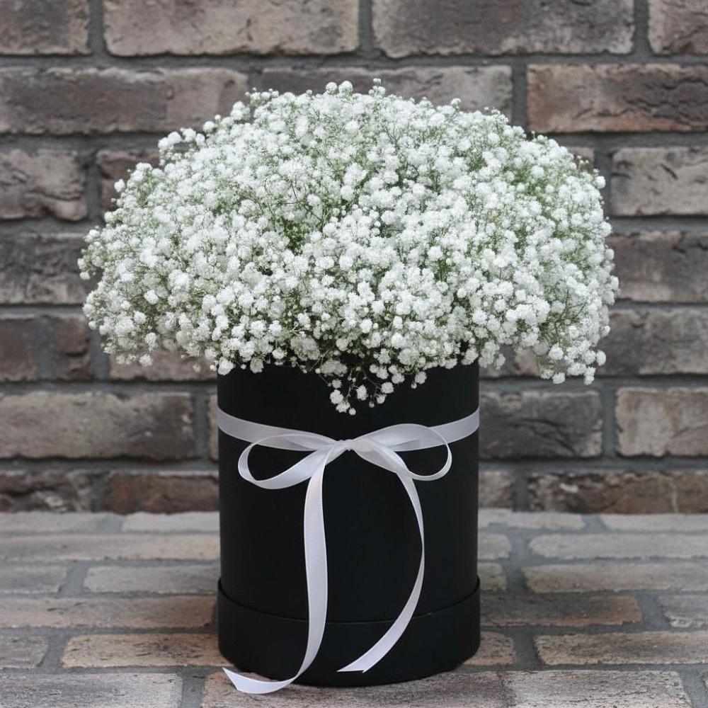 Цветочная композиция из Гипсофила в шляпной коробке в Садовое