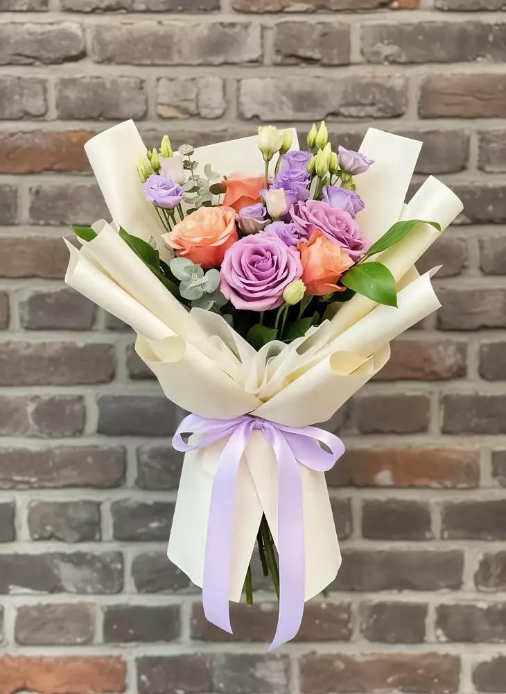 Букет цветов из: Лизиантусы и Розы в Садовое