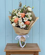 Букет цветов из:  Альстромерии, Лизиантусы, Розы и Хризантемы в Садовое