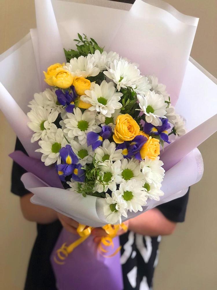 Букет цветов из: Ирисы, Хризантемы и Розы в Садовое