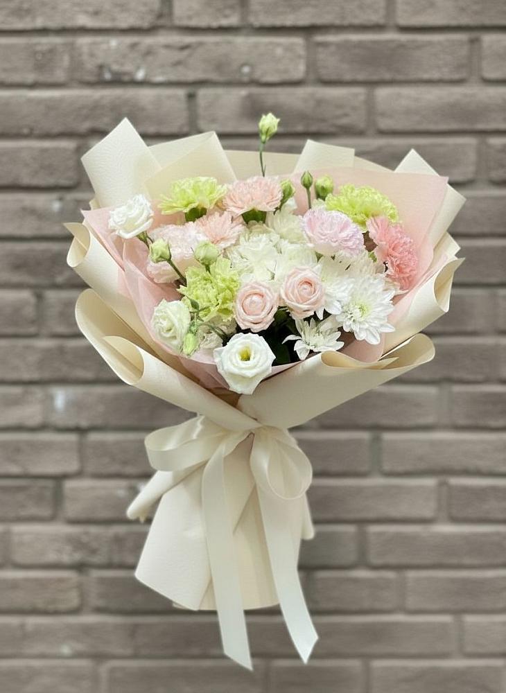 Букет цветов из: Гвоздики, Розы, Лизиантусы и Хризантемы в Садовое