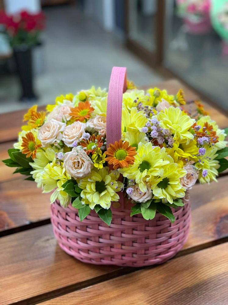 Цветочная композиция из Хризантемы и Розы в корзине в Садовое