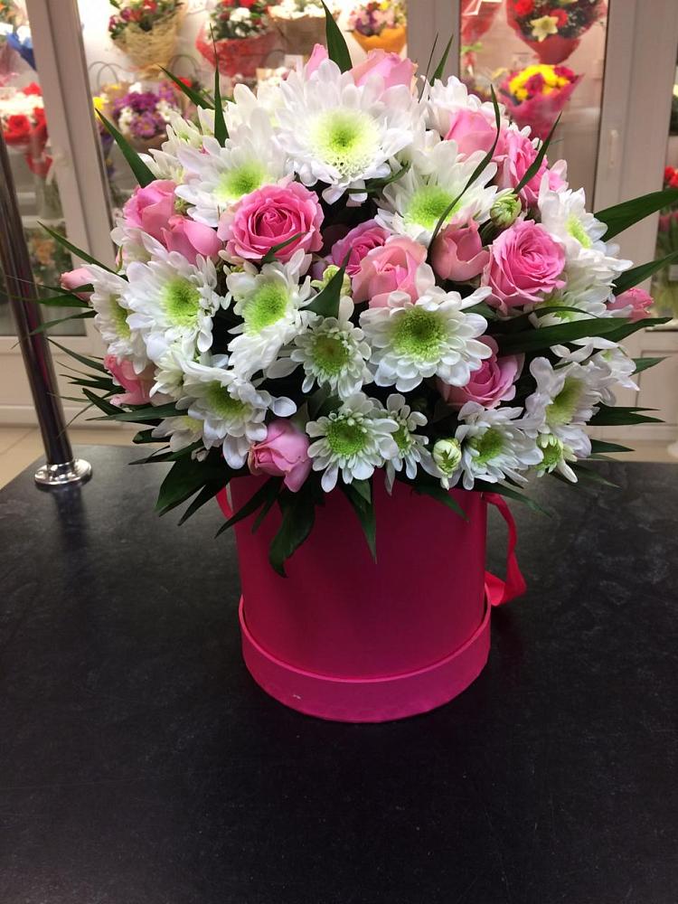 Цветочная композиция из Розы и Хризантемы в шляпной коробке в Садовое