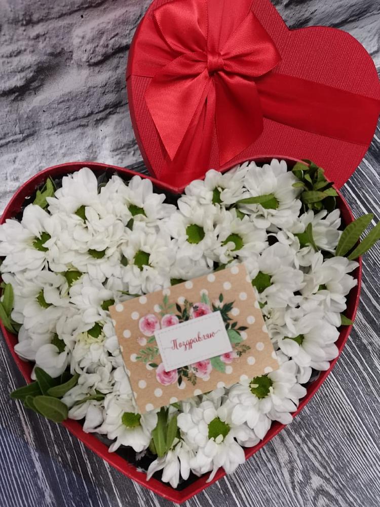 Цветочная композиция из Хризантемы в виде сердца в Садовое