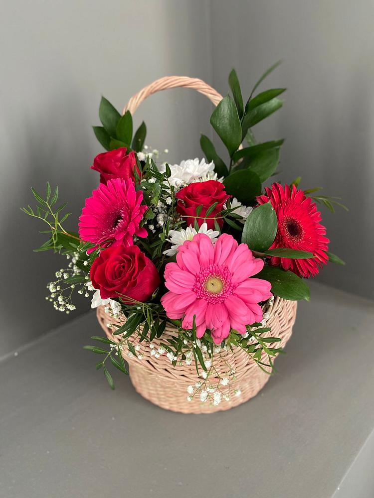 Цветочная композиция из Розы, Хризантемы и Герберы в корзине в Садовое