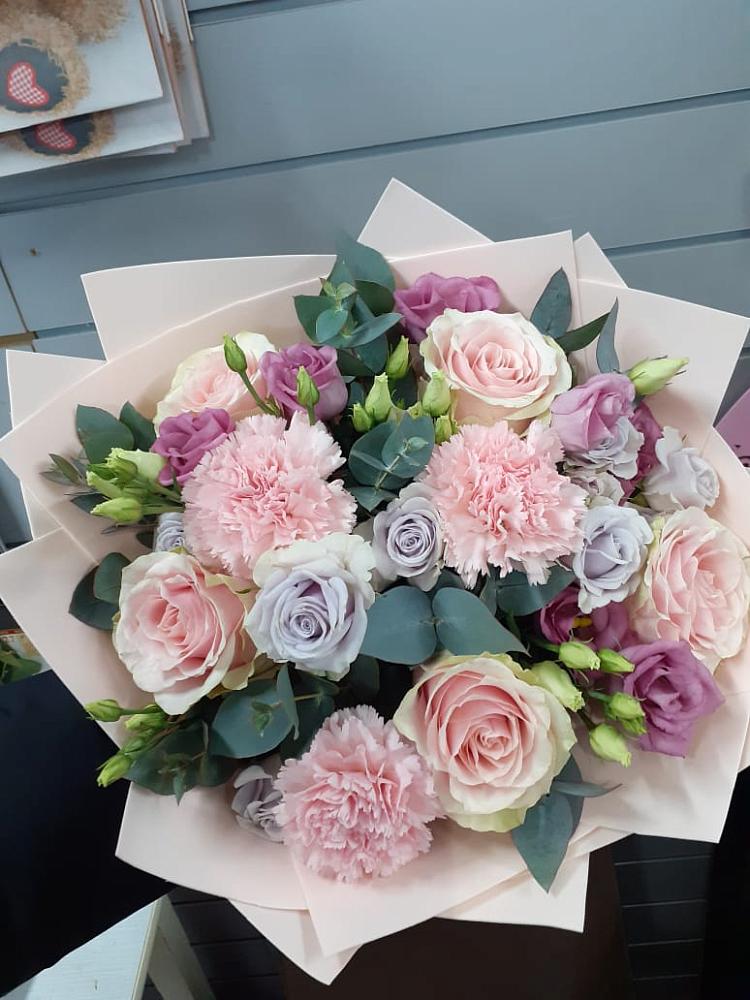 Букет цветов из: Розы, Гвоздики и Лизиантусы в Садовое