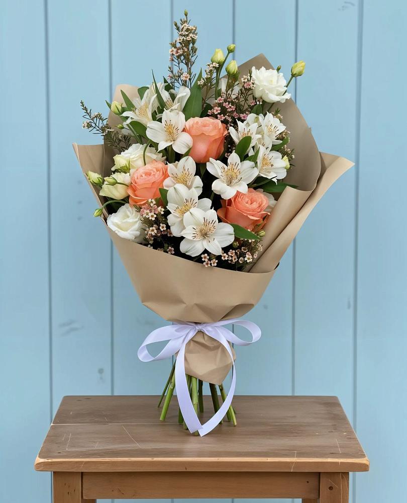 Букет цветов из: Альстромерии, Лизиантусы, Розы и Хризантемы в Садовое