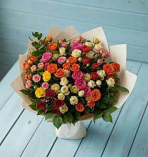 Букет Микс из разноцветных кустовых роз в Садовое